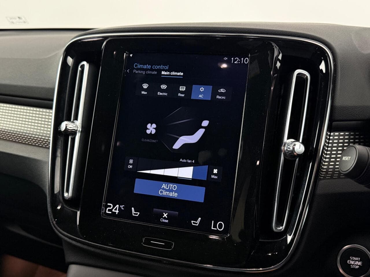 Volvo XC40 thumbnail Infotainment System