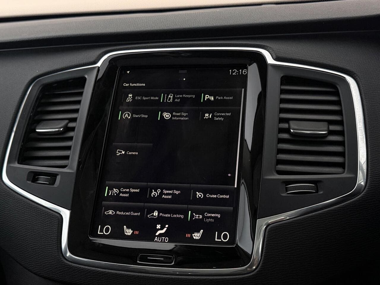 Volvo XC90 thumbnail Infotainment System