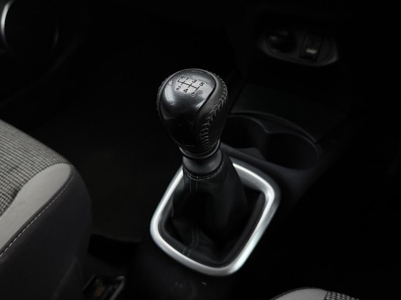 Toyota Yaris thumbnail Interior Front