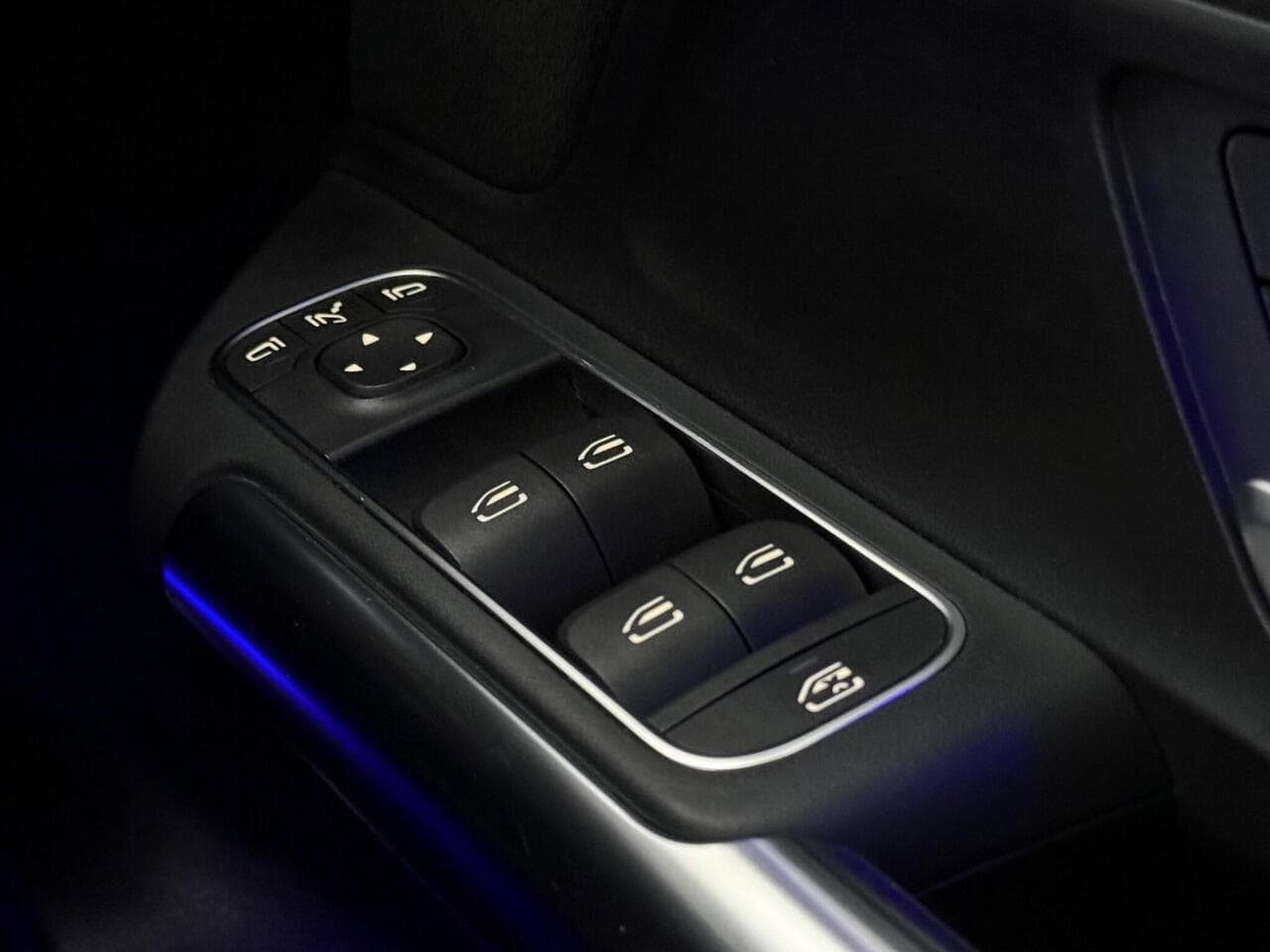 Mercedes-Benz GLA thumbnail Misc Controls