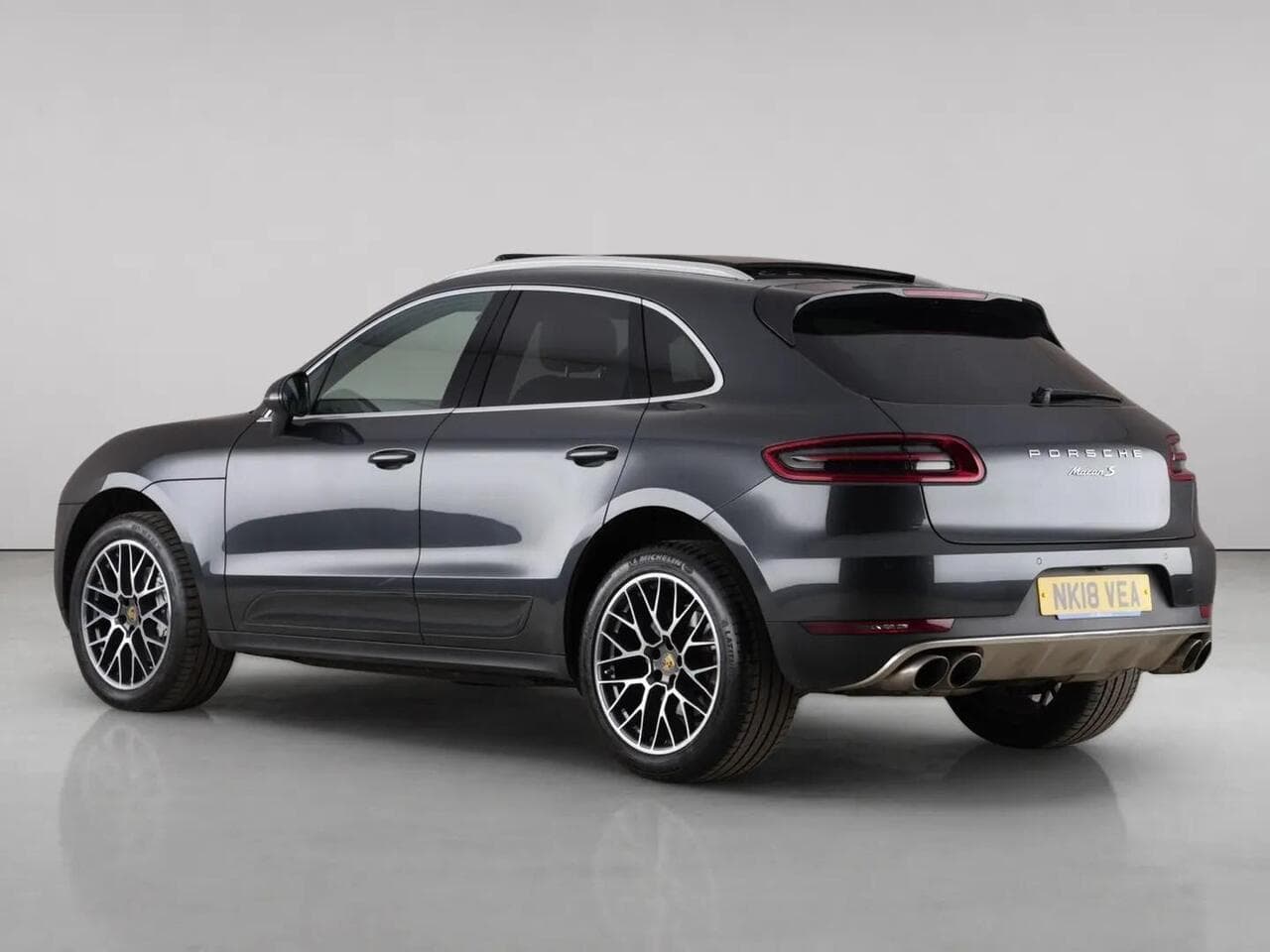 Porsche Macan thumbnail Rear Left