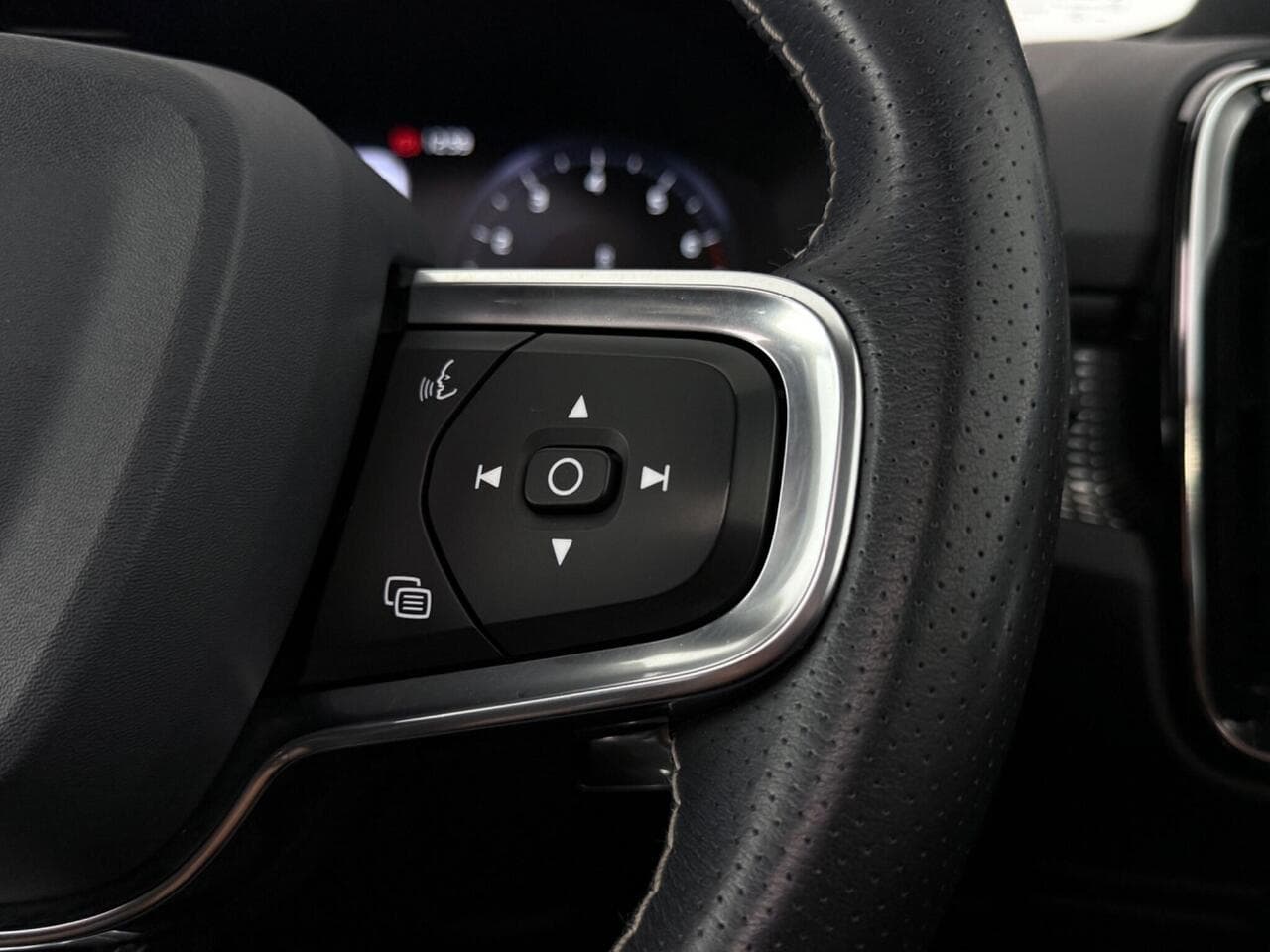 Volvo XC40 thumbnail Misc Controls
