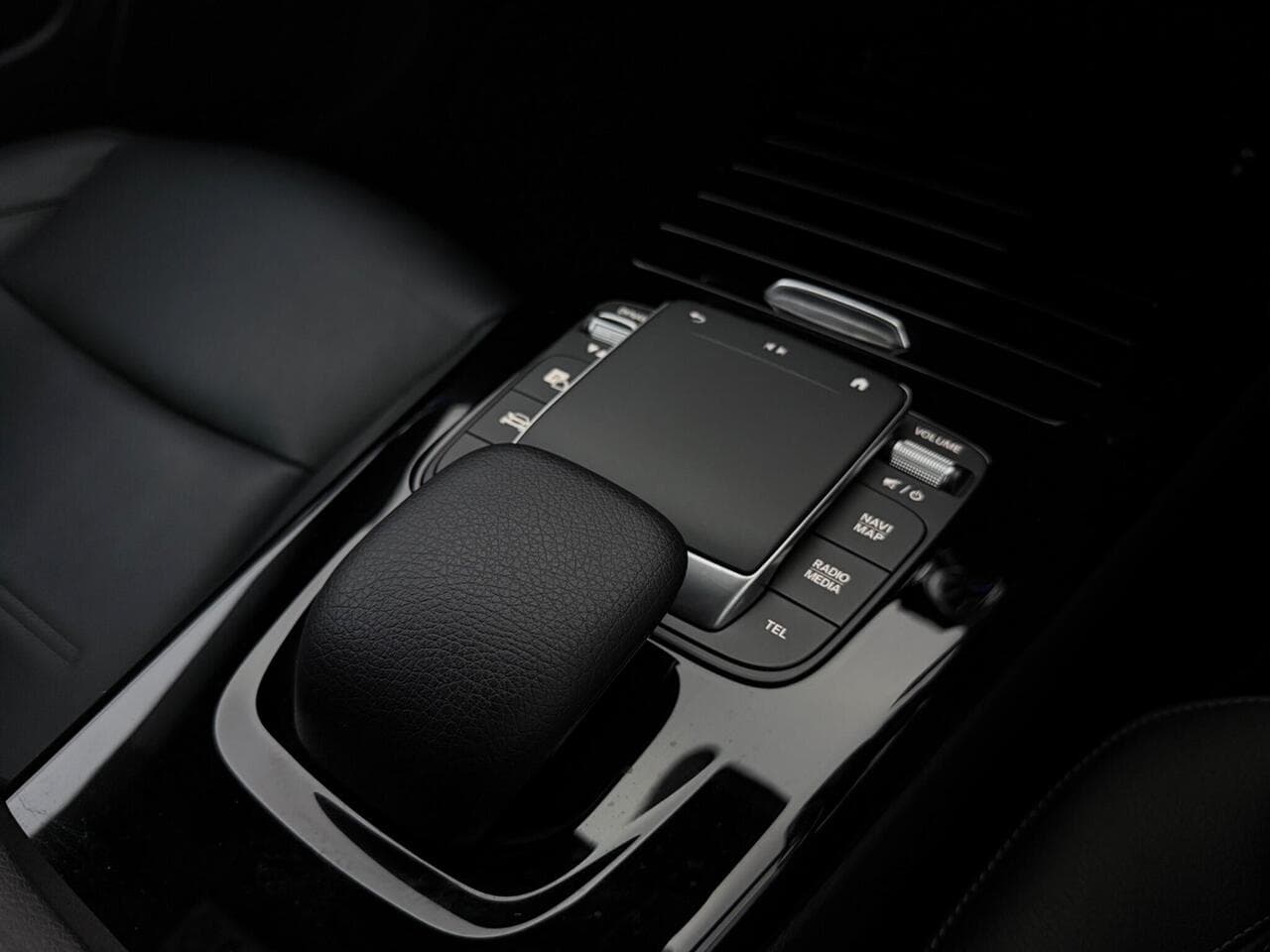 Mercedes-Benz CLA thumbnail Interior Front