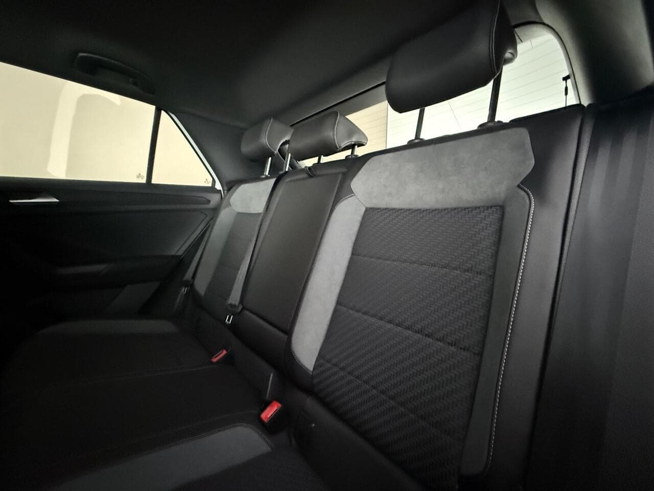 Volkswagen T-Roc thumbnail Seats Rear