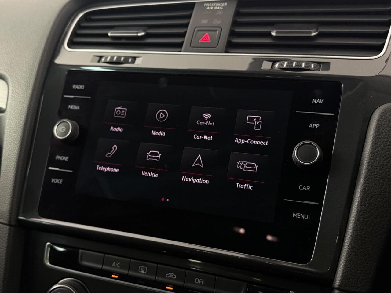 Volkswagen Golf thumbnail Infotainment System