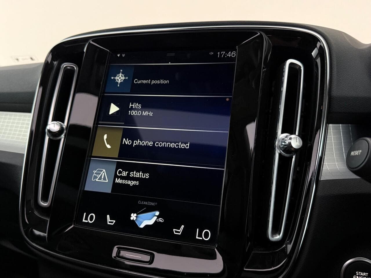 Volvo XC40 thumbnail Infotainment System