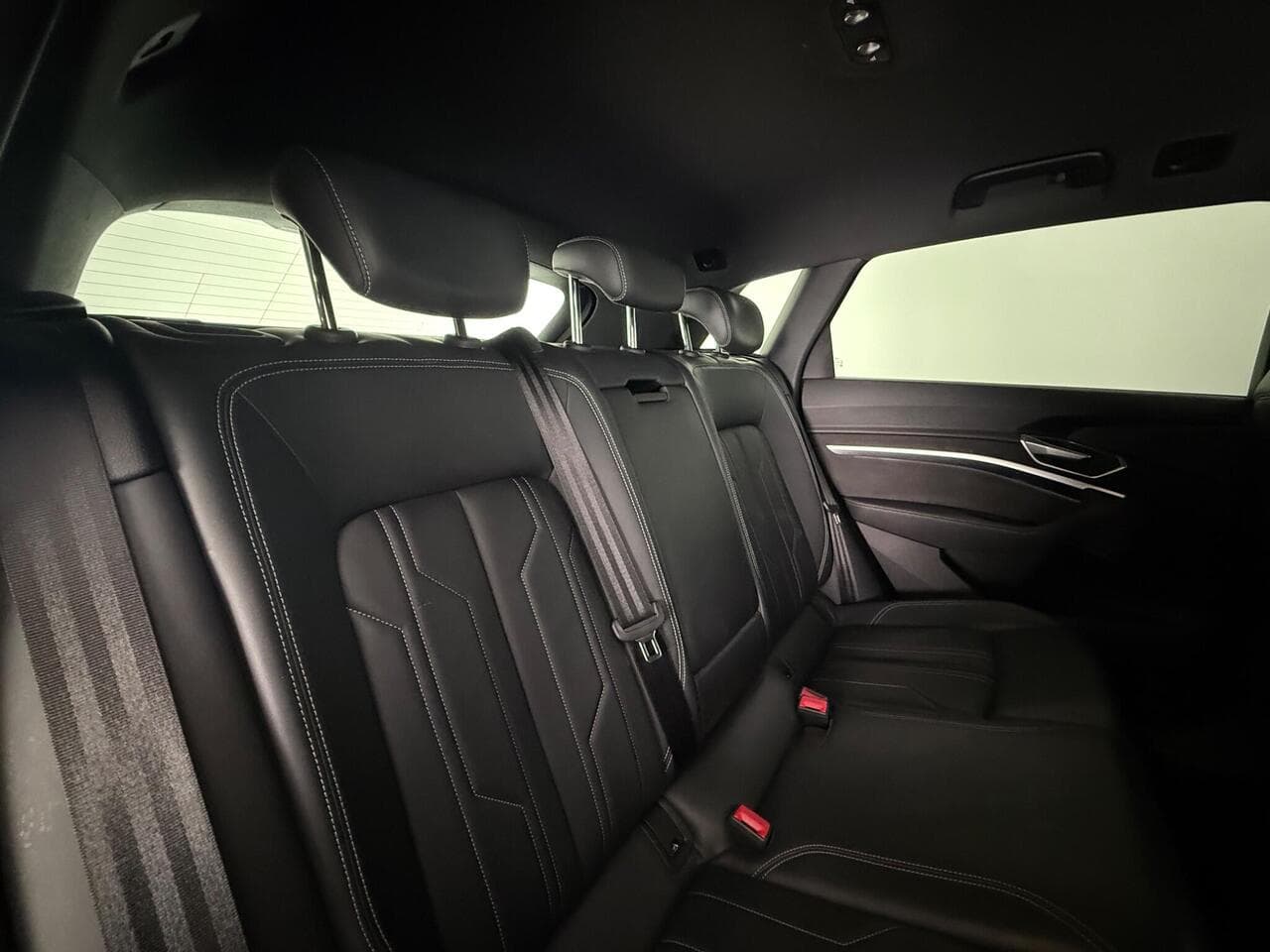 Audi e-tron thumbnail Seats Rear