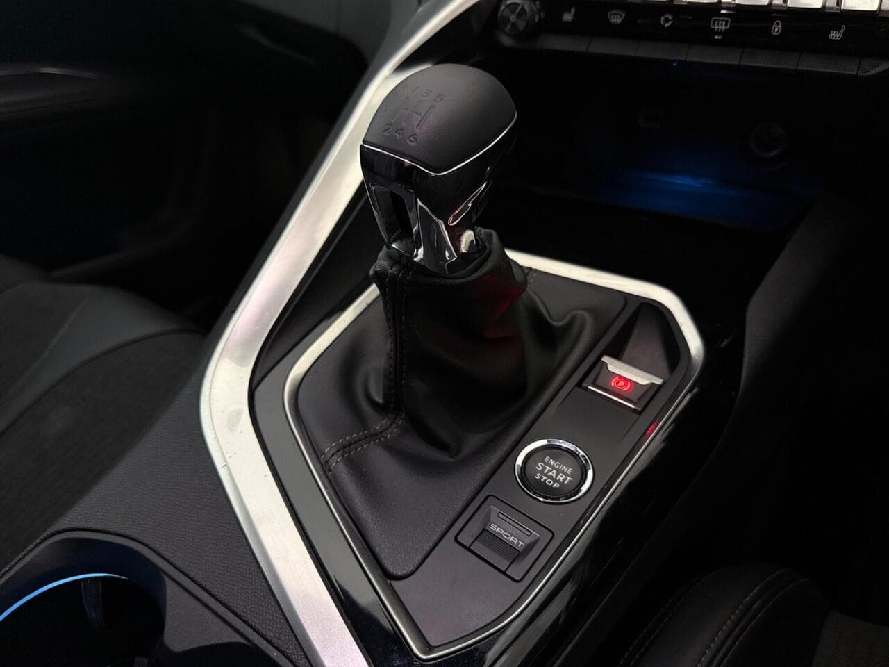 Peugeot 5008 thumbnail Interior Front