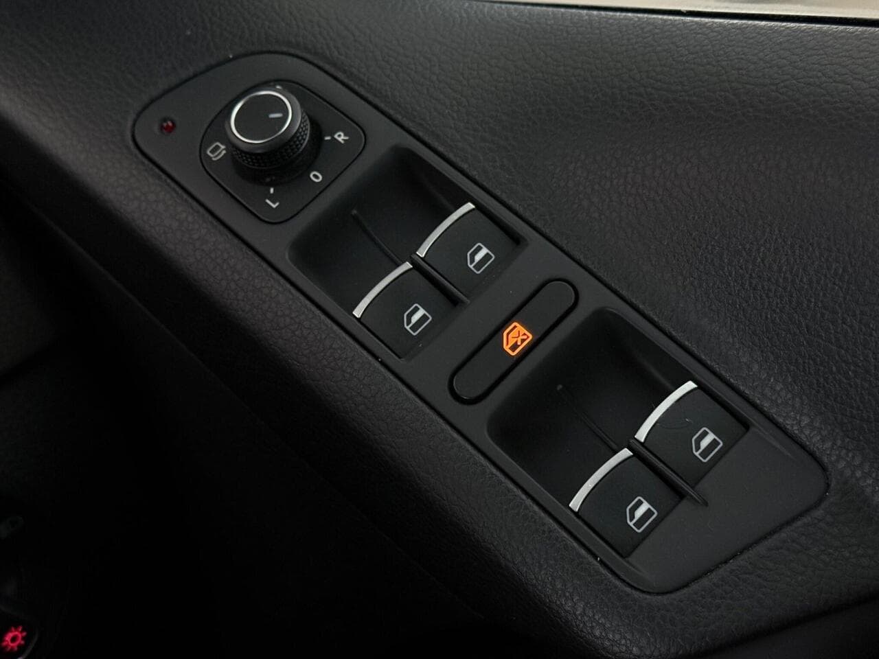 Volkswagen Tiguan thumbnail Interior Front