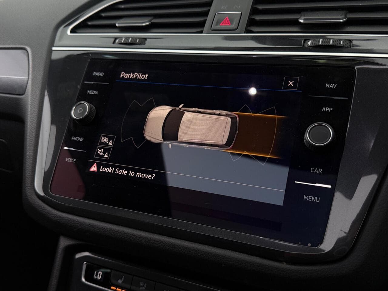 Volkswagen Tiguan thumbnail Infotainment System