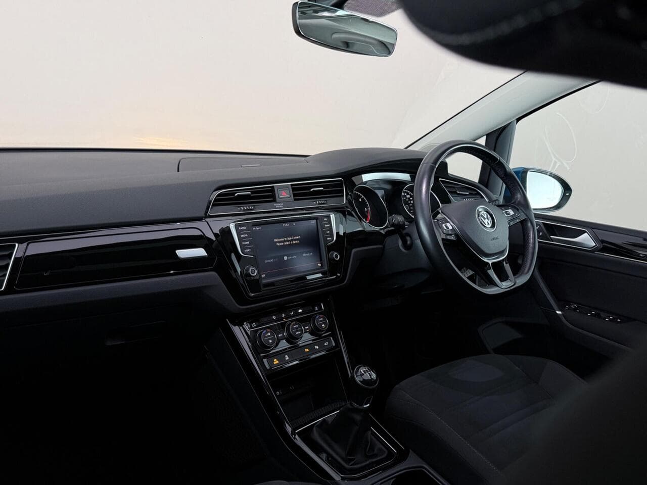 Volkswagen Touran thumbnail Interior Front