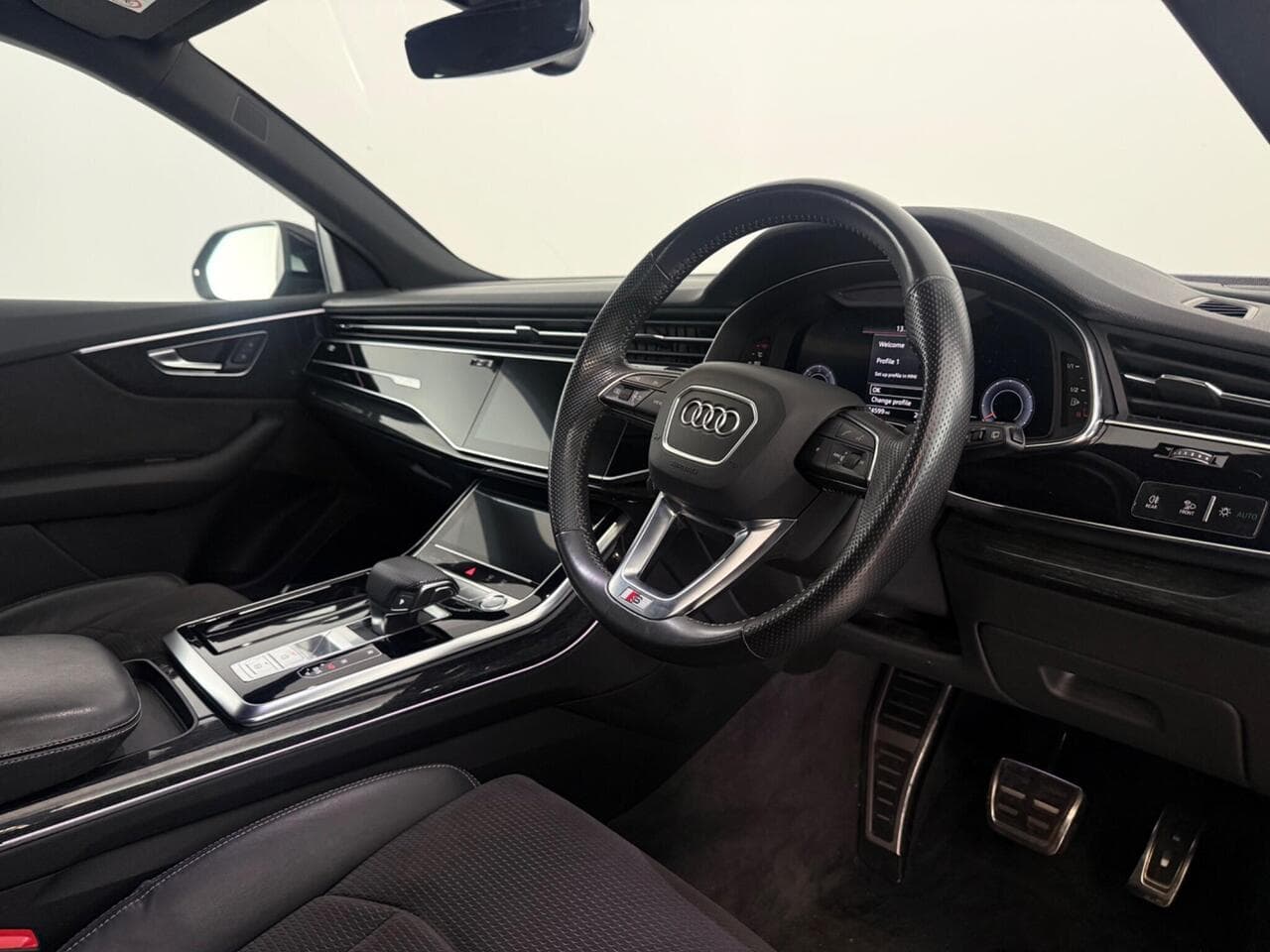 Audi Q8 thumbnail Interior Front