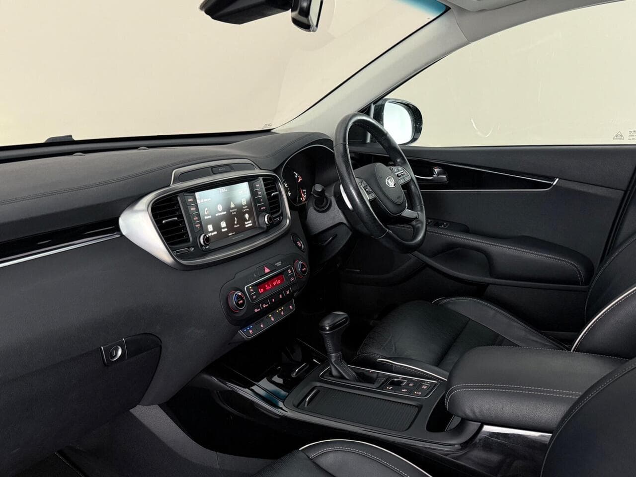 Kia Sorento thumbnail Interior Front