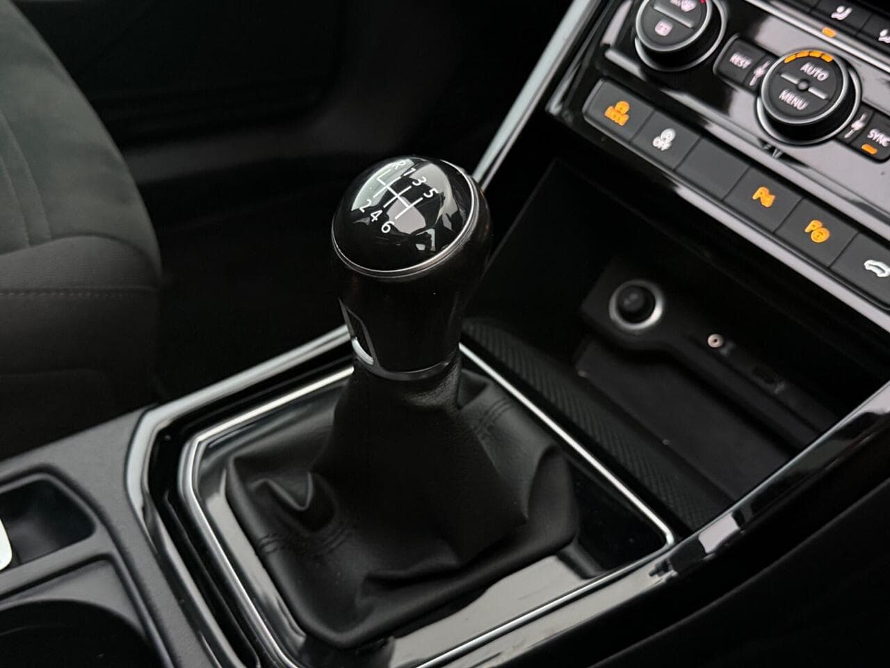 Volkswagen Touran thumbnail Interior Front