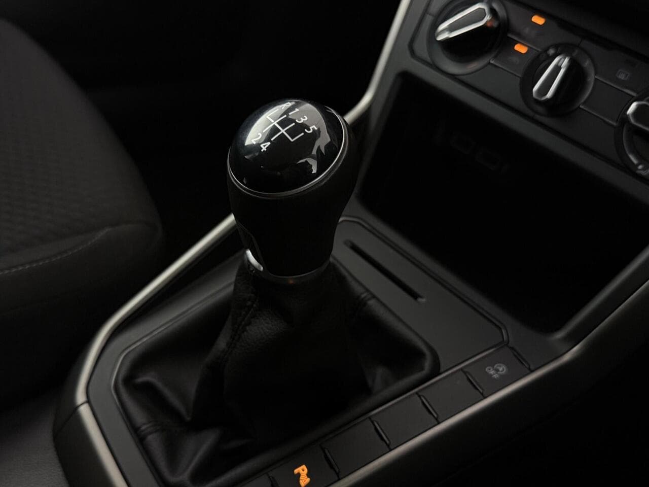 Volkswagen Polo thumbnail Interior Front