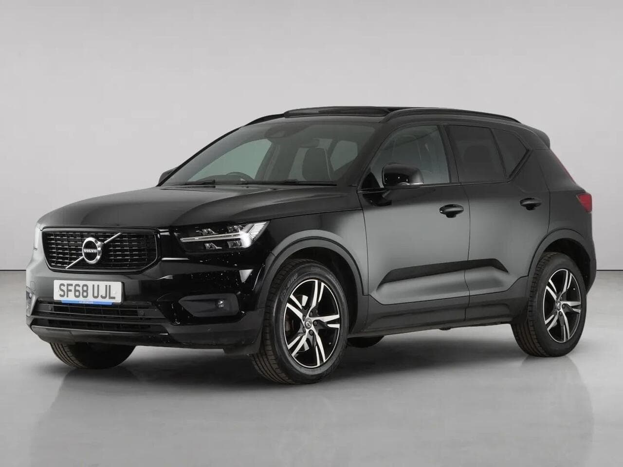 Volvo XC40 thumbnail Front Left