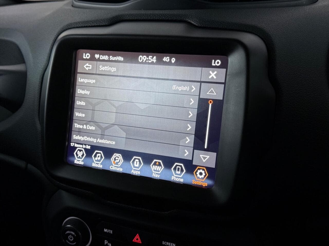 Jeep Renegade thumbnail Infotainment System