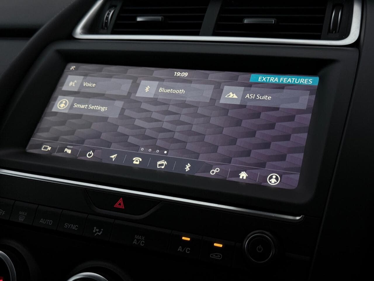 Jaguar E-PACE thumbnail Infotainment System
