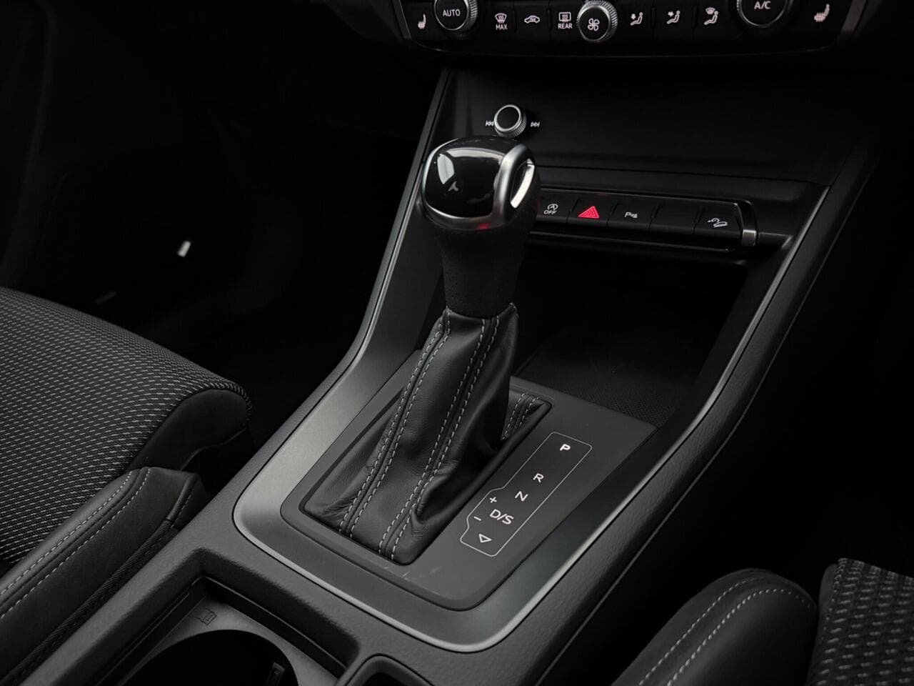 Audi Q3 thumbnail Interior Front