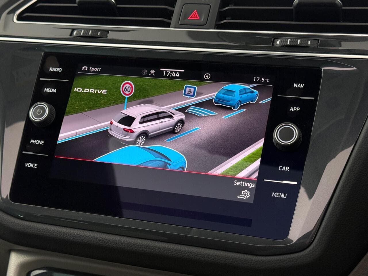 Volkswagen Tiguan thumbnail Infotainment System