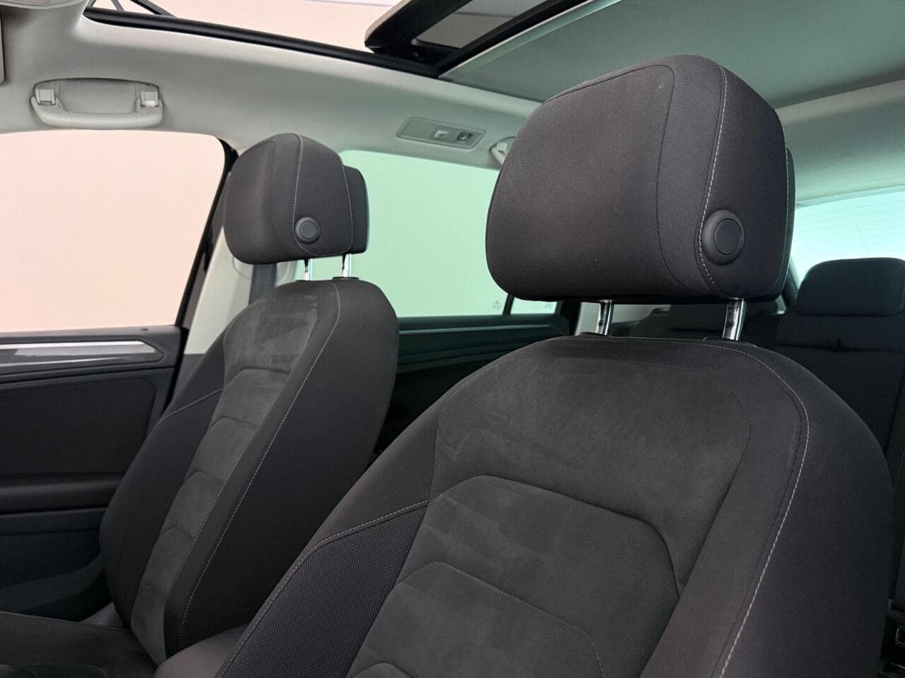 Volkswagen Tiguan thumbnail Seat Front Passenger