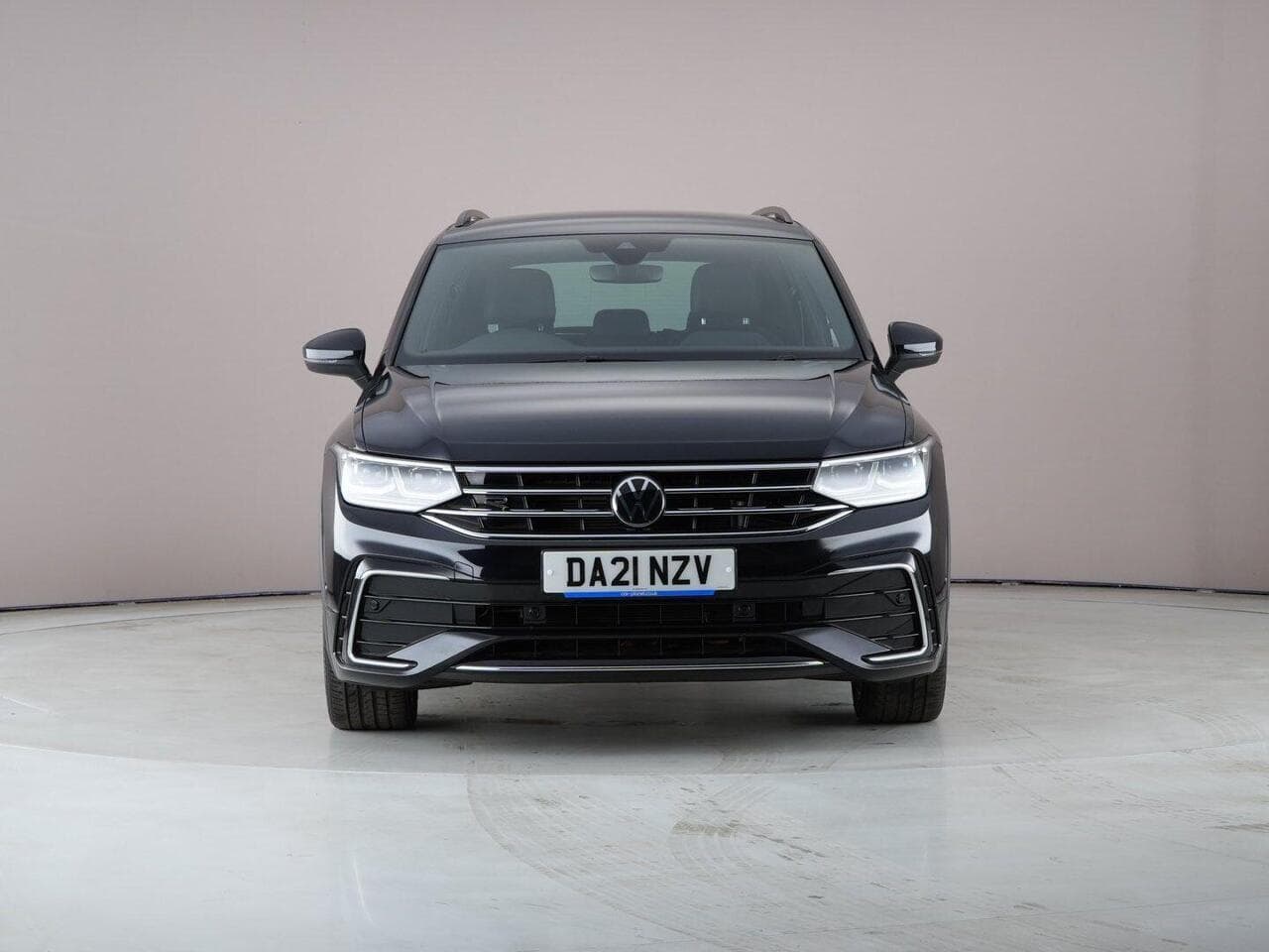 Volkswagen Tiguan thumbnail Front