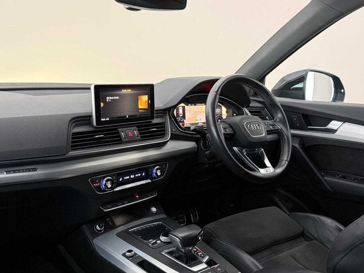 Audi Q5 thumbnail Interior Front