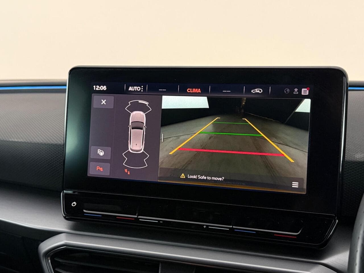 SEAT Leon thumbnail Infotainment System