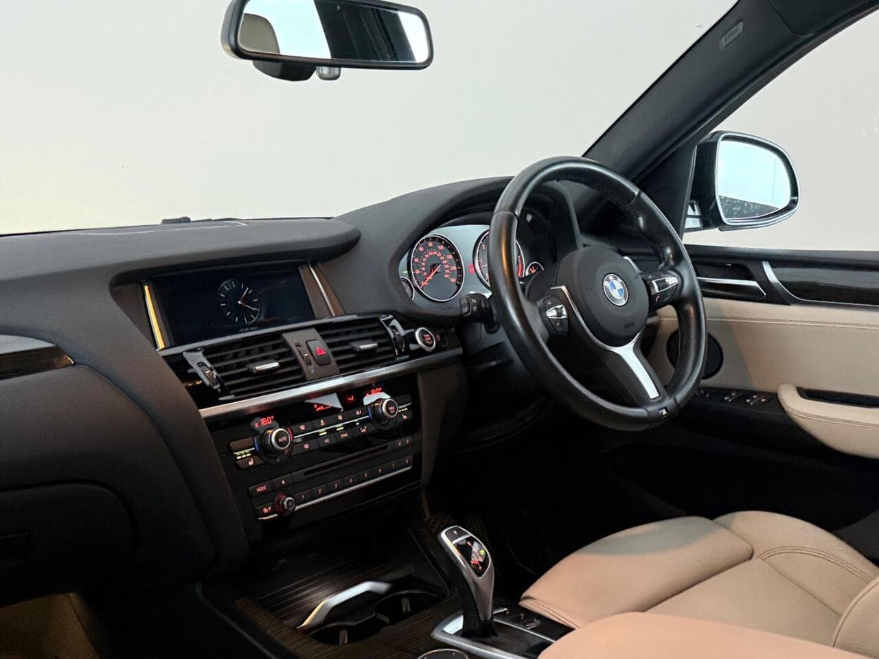 BMW X4 thumbnail Interior Front