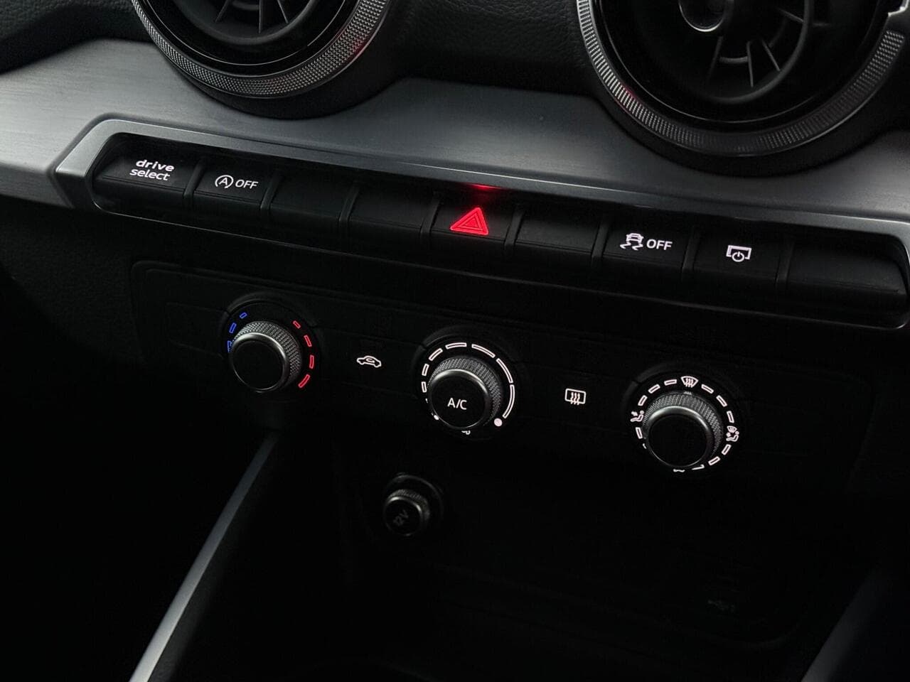 Audi Q2 thumbnail Misc Controls