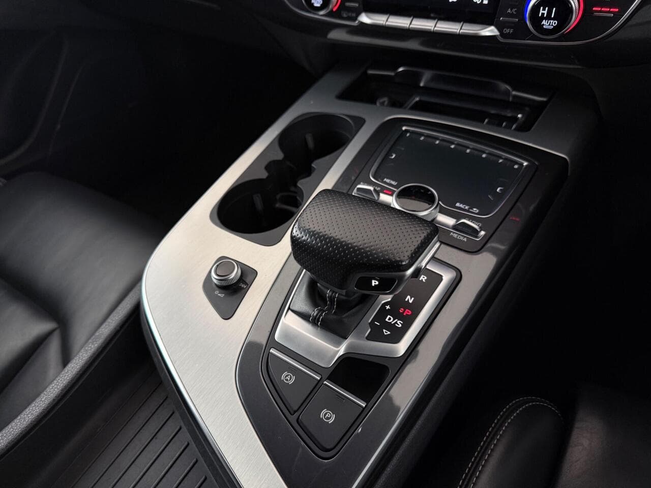 Audi Q7 thumbnail Interior Front