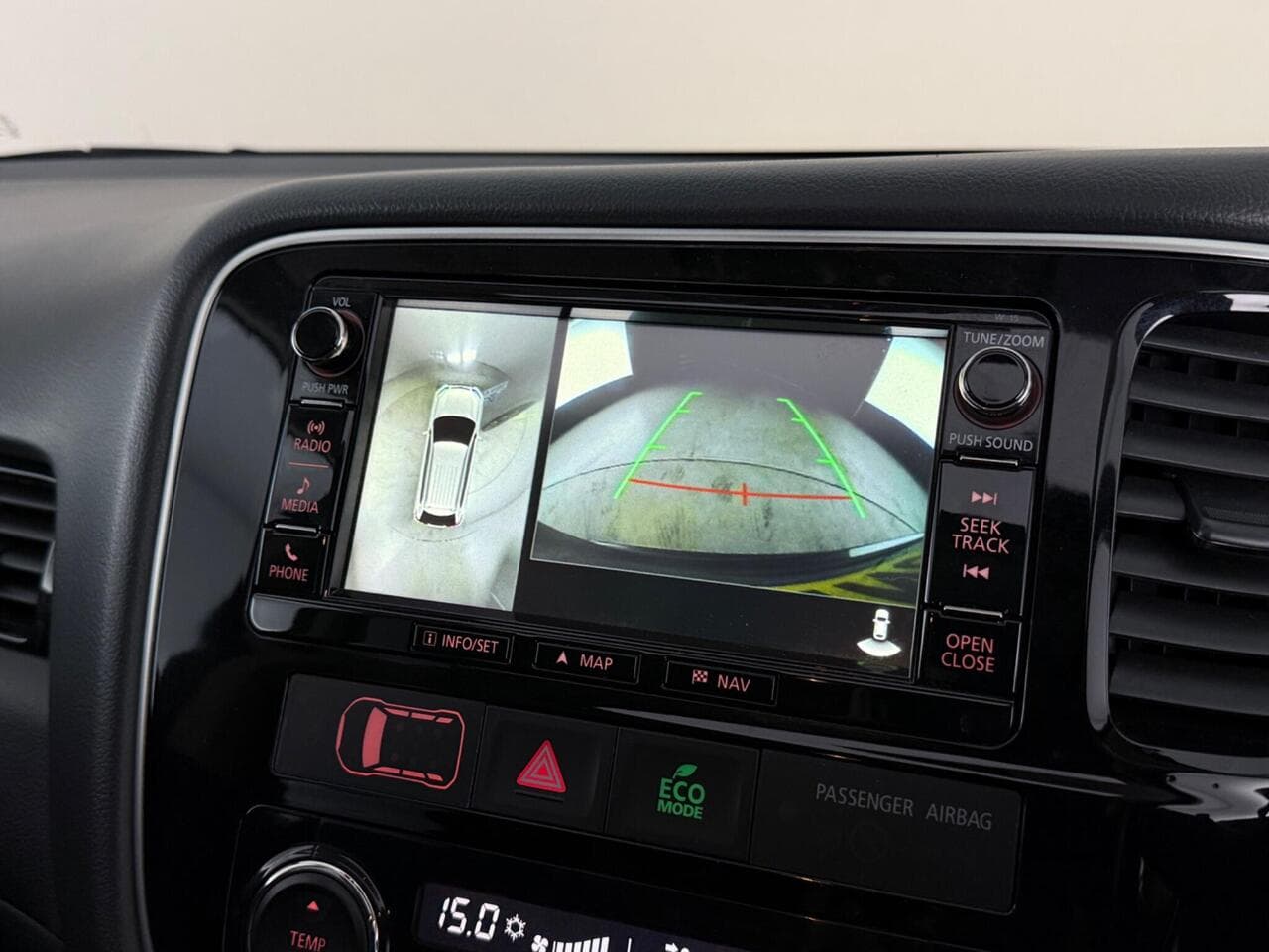 Mitsubishi Outlander thumbnail Infotainment System