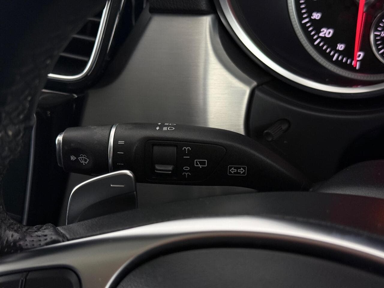 Mercedes-Benz GLE thumbnail Driver Instruments
