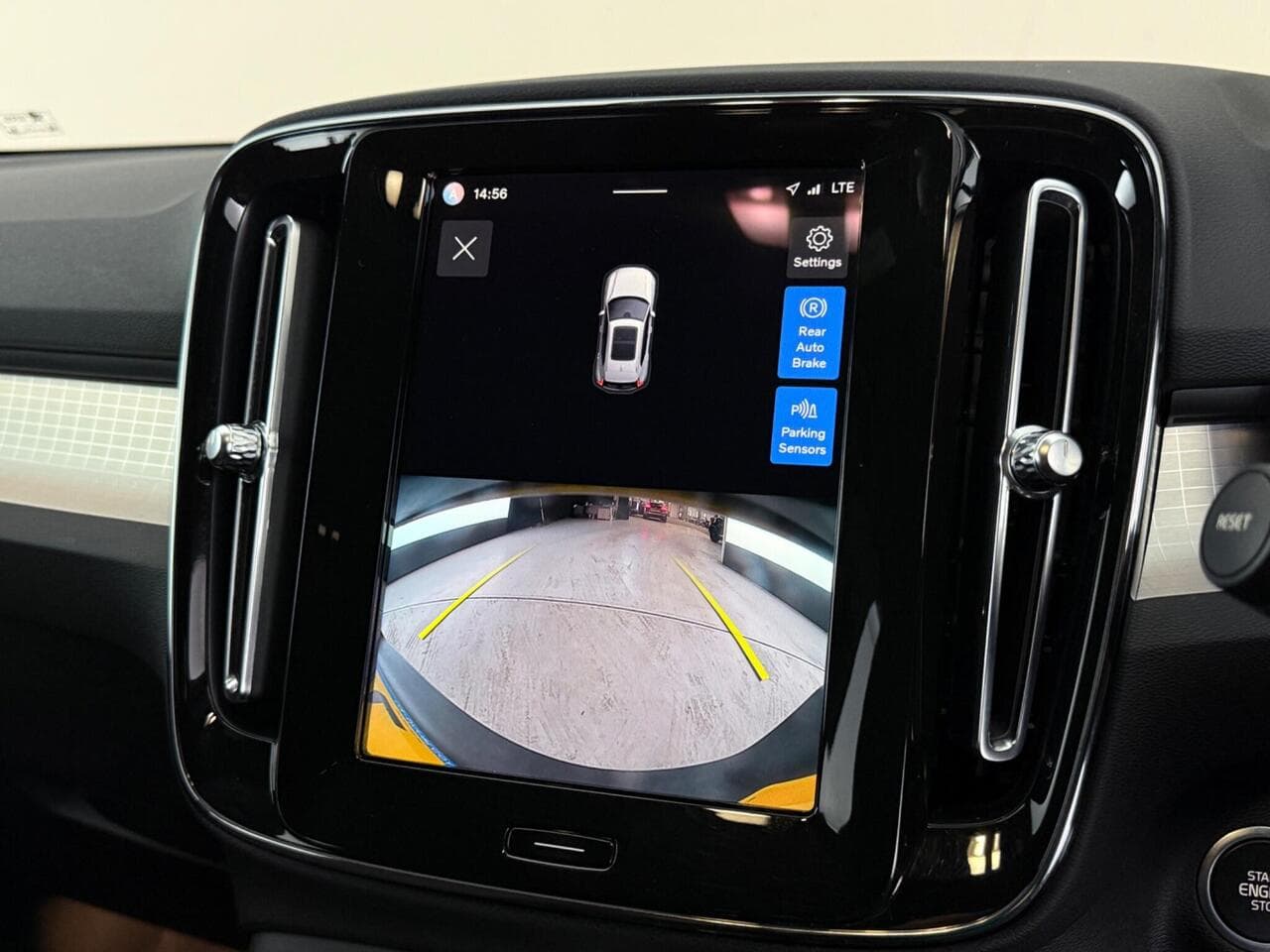 Volvo XC40 thumbnail Infotainment System