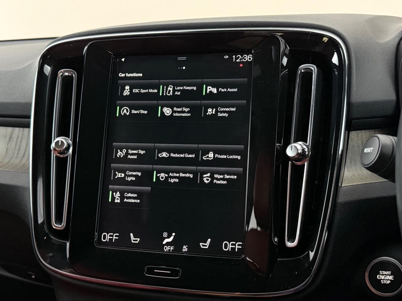Volvo XC40 thumbnail Infotainment System