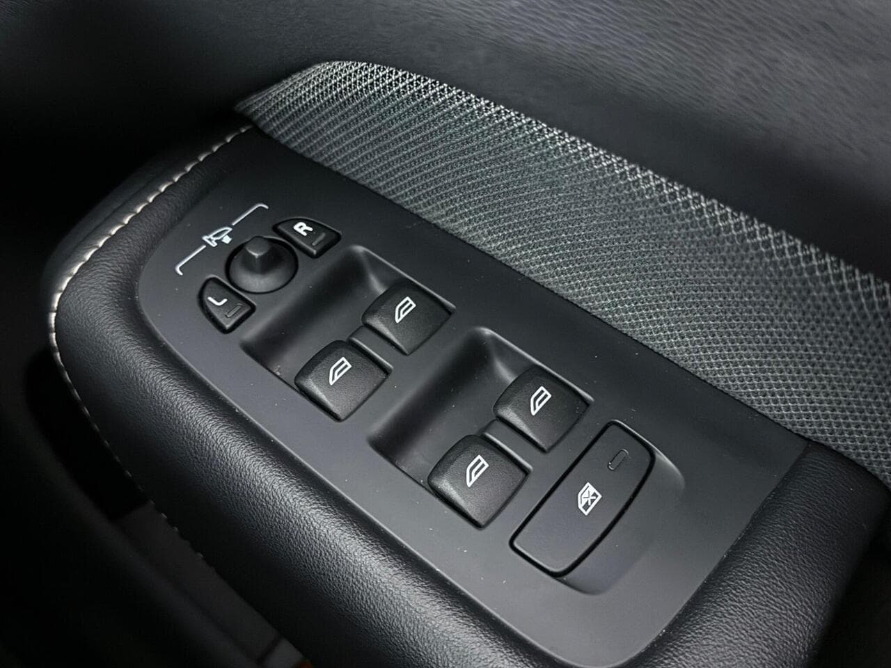 Volvo XC60 thumbnail Misc Controls