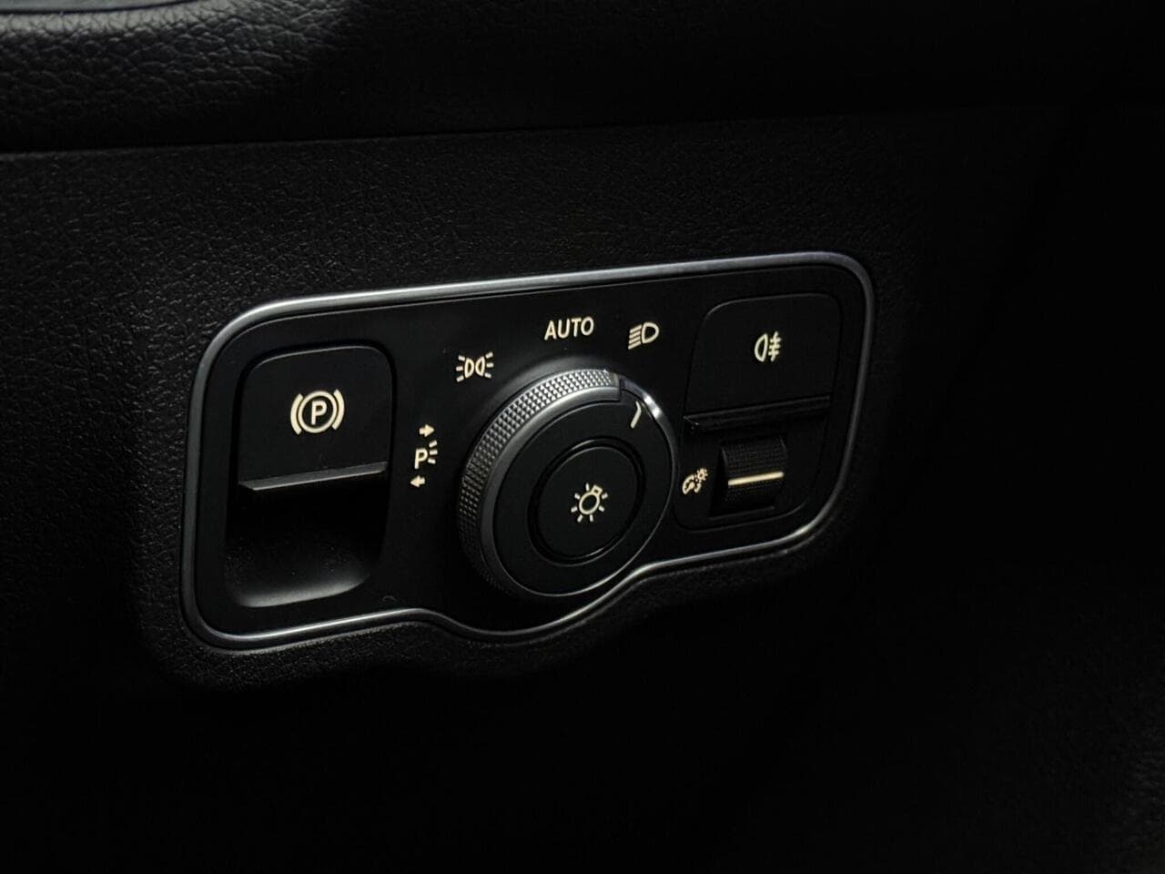 Mercedes-Benz GLB thumbnail Misc Controls