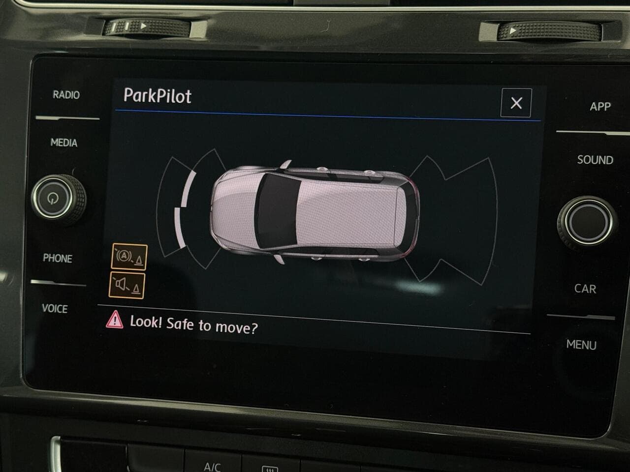 Volkswagen Golf thumbnail Infotainment System