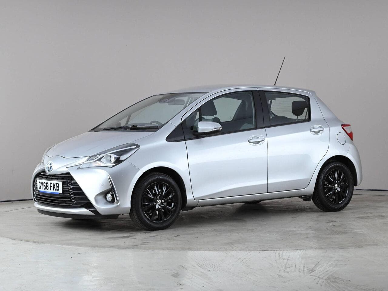 Toyota Yaris thumbnail Front Left