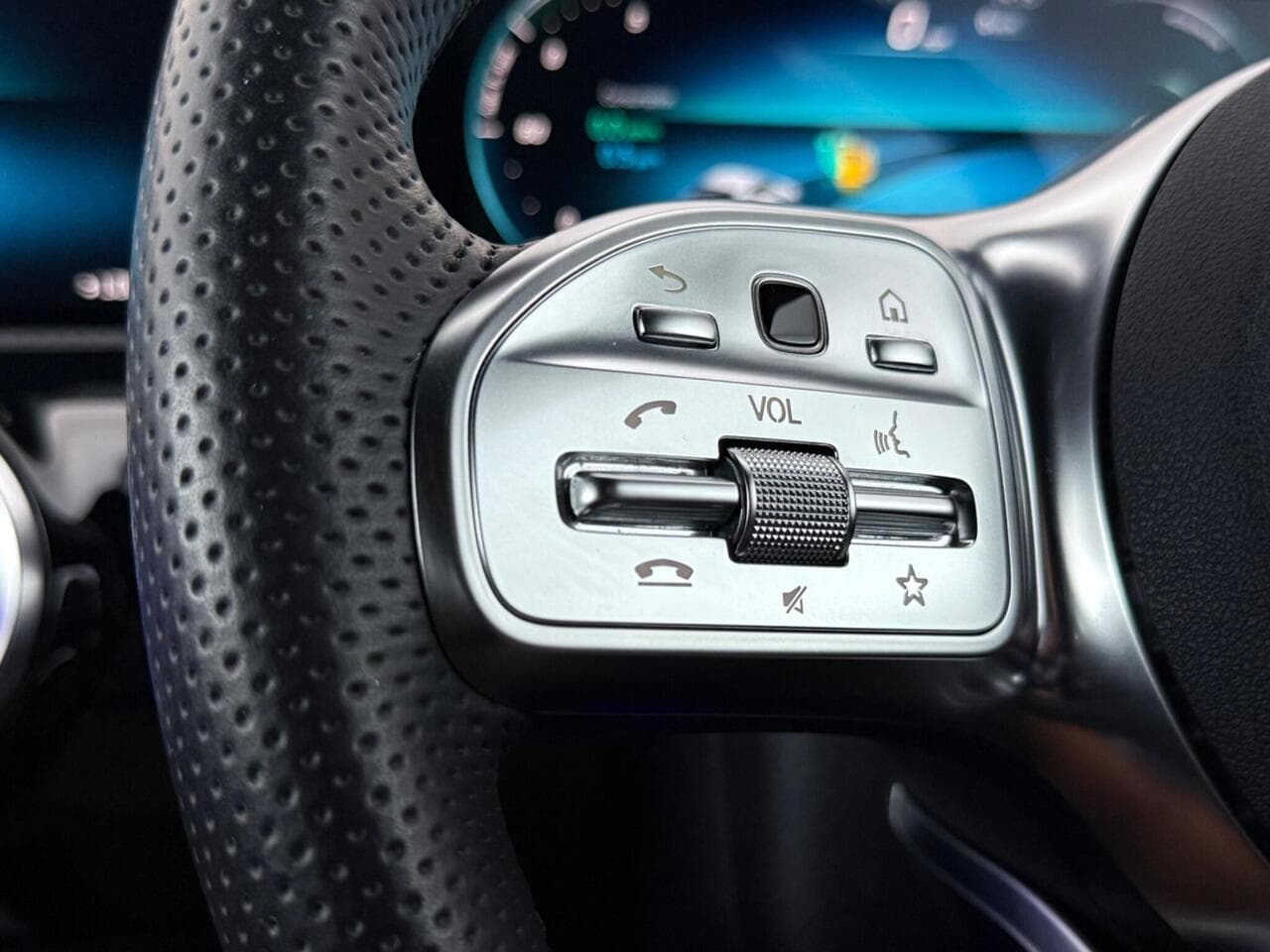Mercedes-Benz CLA thumbnail Misc Controls