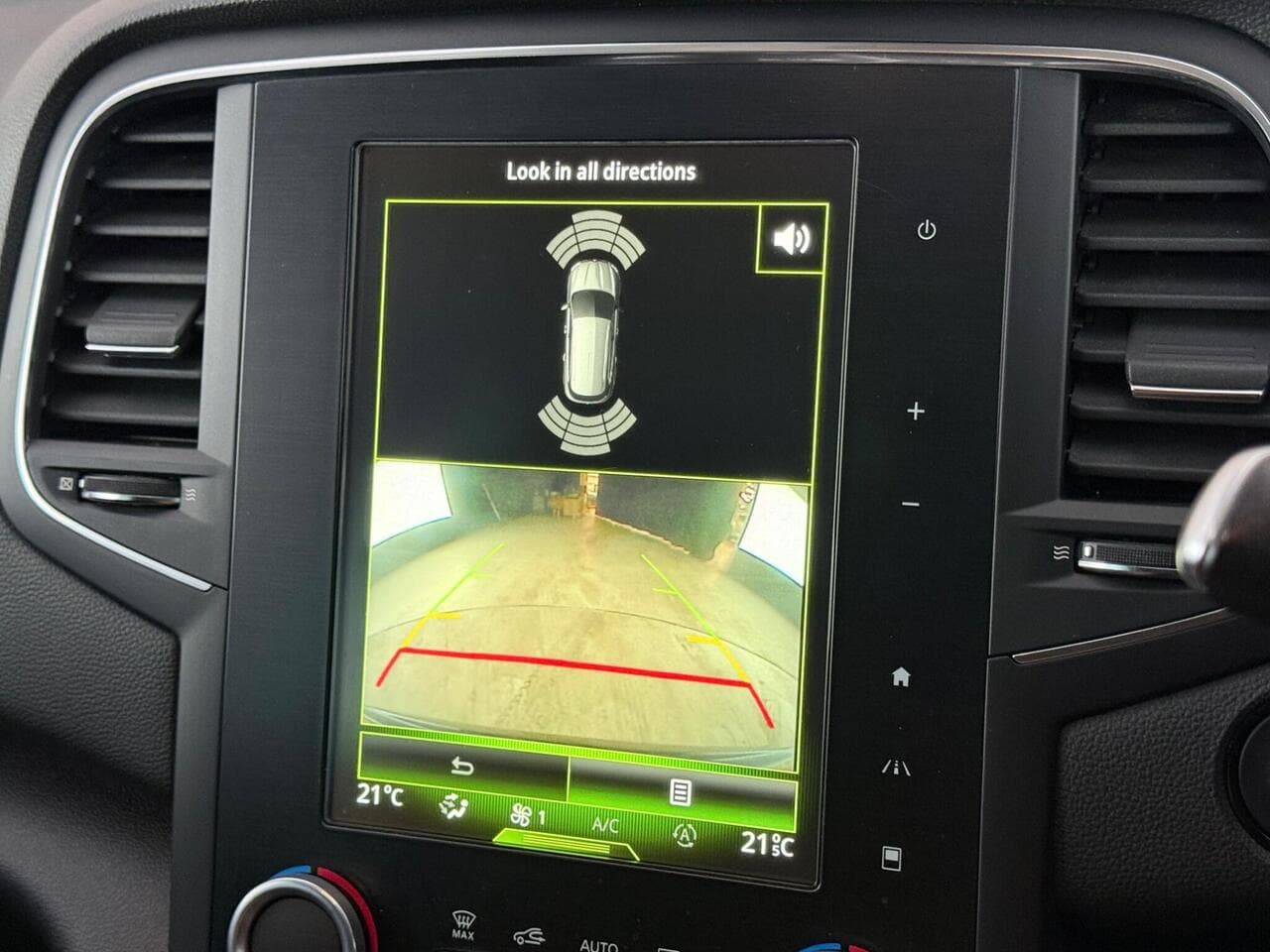 Renault Megane thumbnail Infotainment System