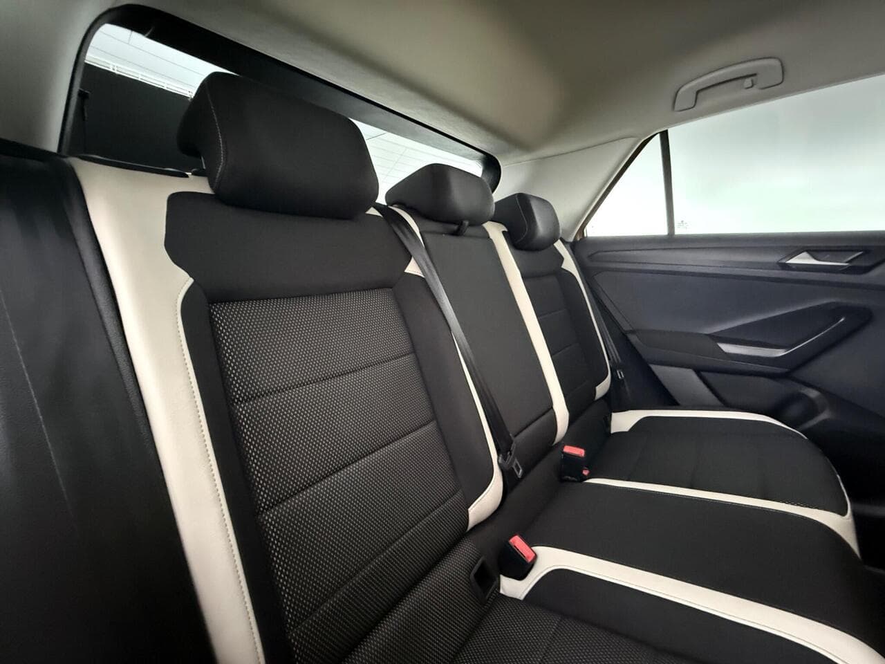 Volkswagen T-Roc thumbnail Seats Rear