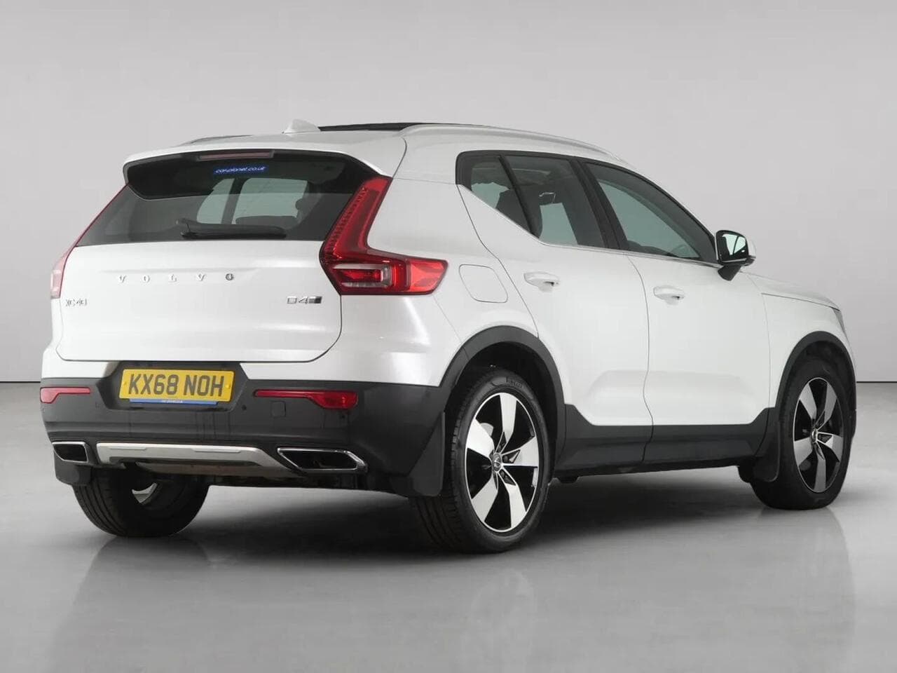 Volvo XC40 thumbnail Rear Right