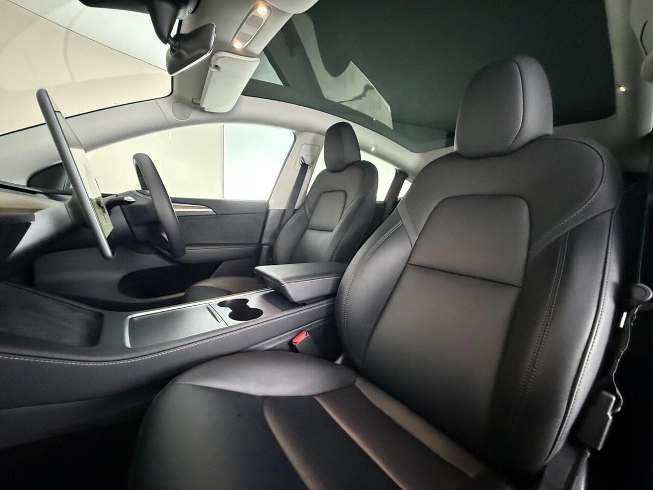 Tesla Model Y thumbnail Seat Front Passenger