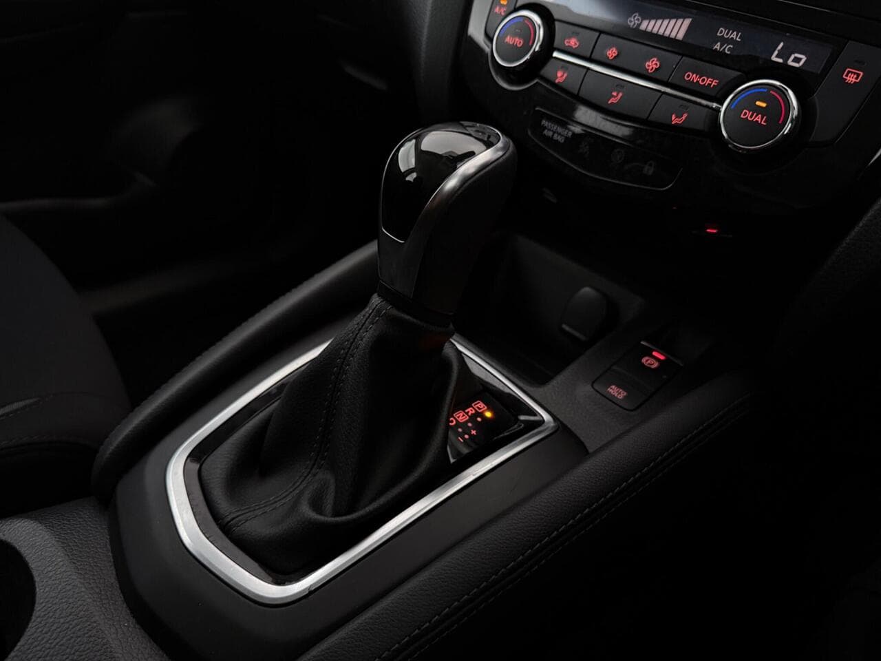 Nissan Qashqai thumbnail Interior Front