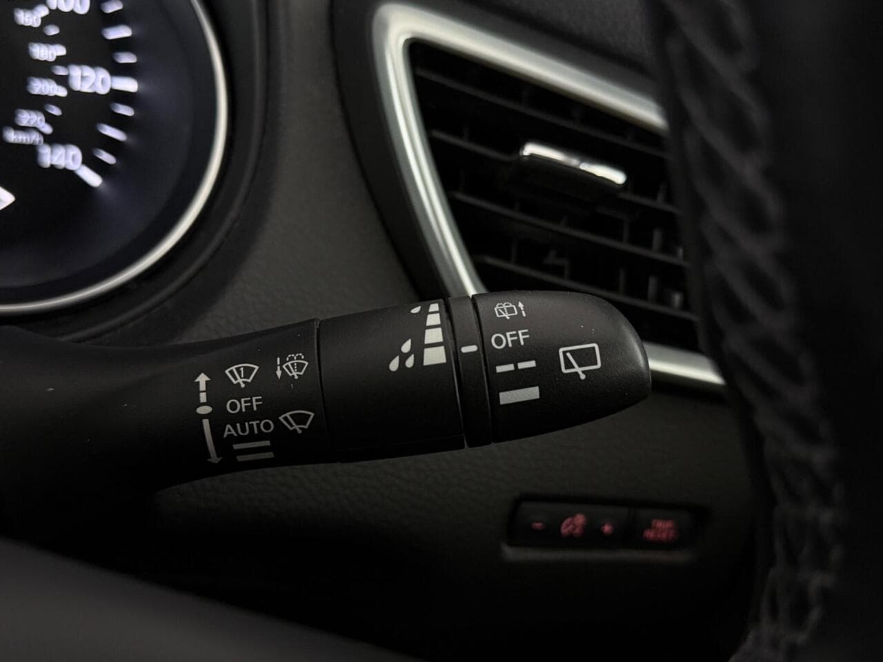 Nissan Qashqai thumbnail Misc Controls