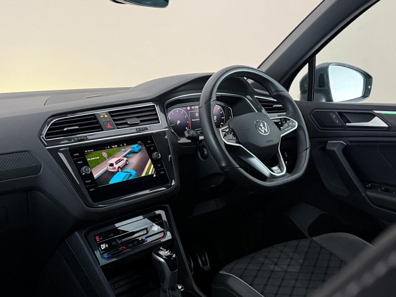 Volkswagen Tiguan thumbnail Interior Front