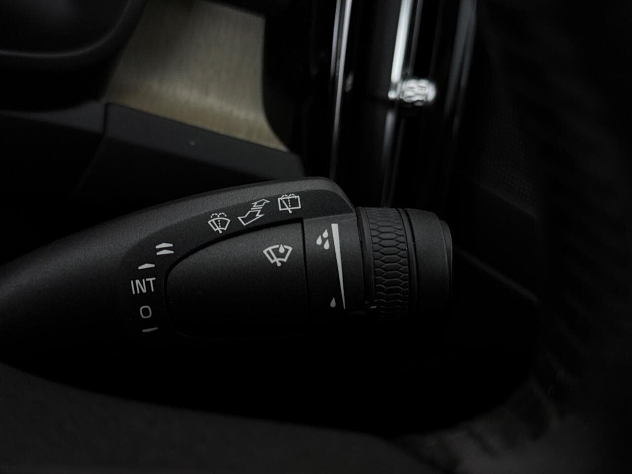 Volvo XC40 thumbnail Misc Controls
