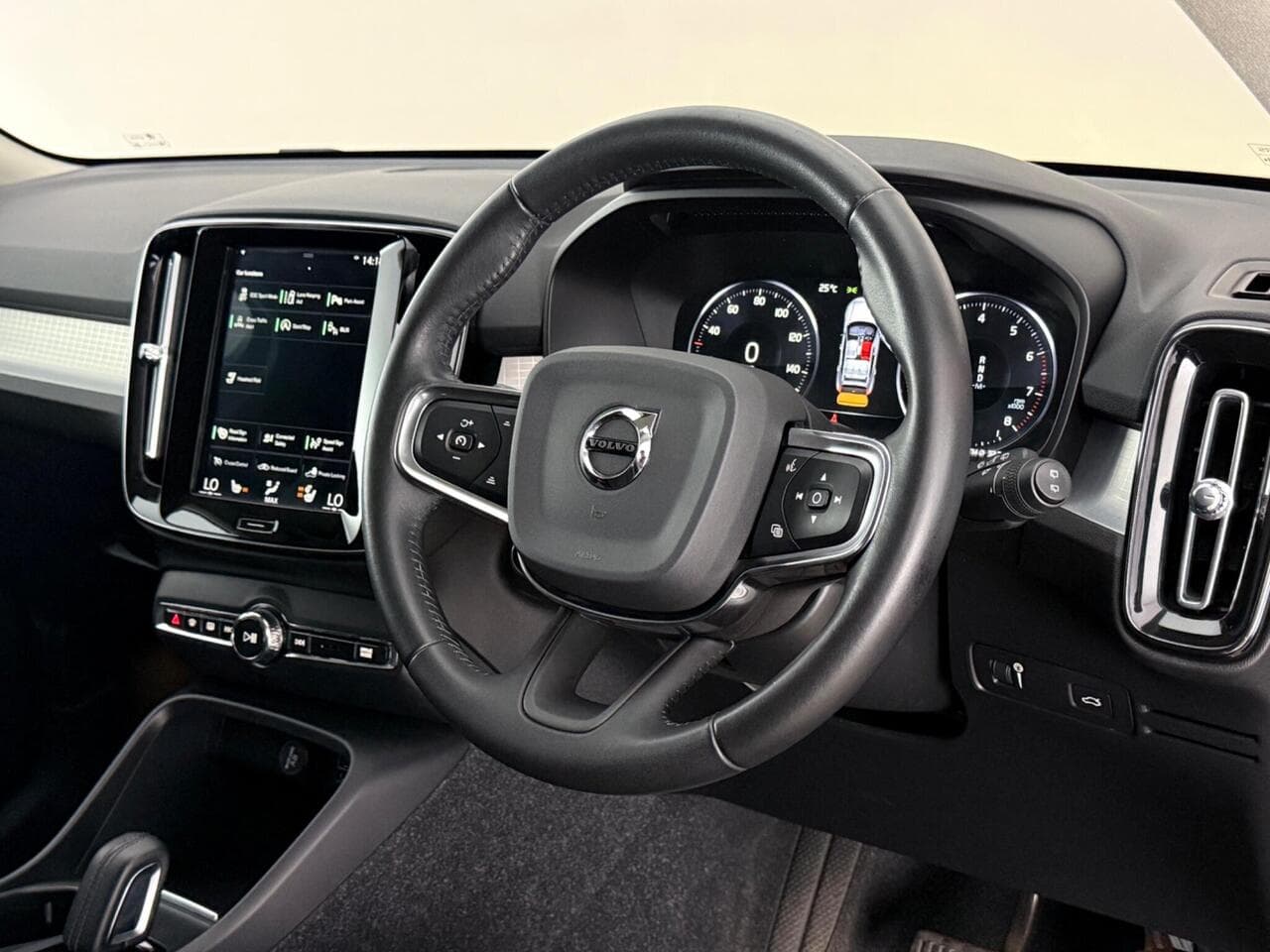 Volvo XC40 thumbnail Steering Wheel