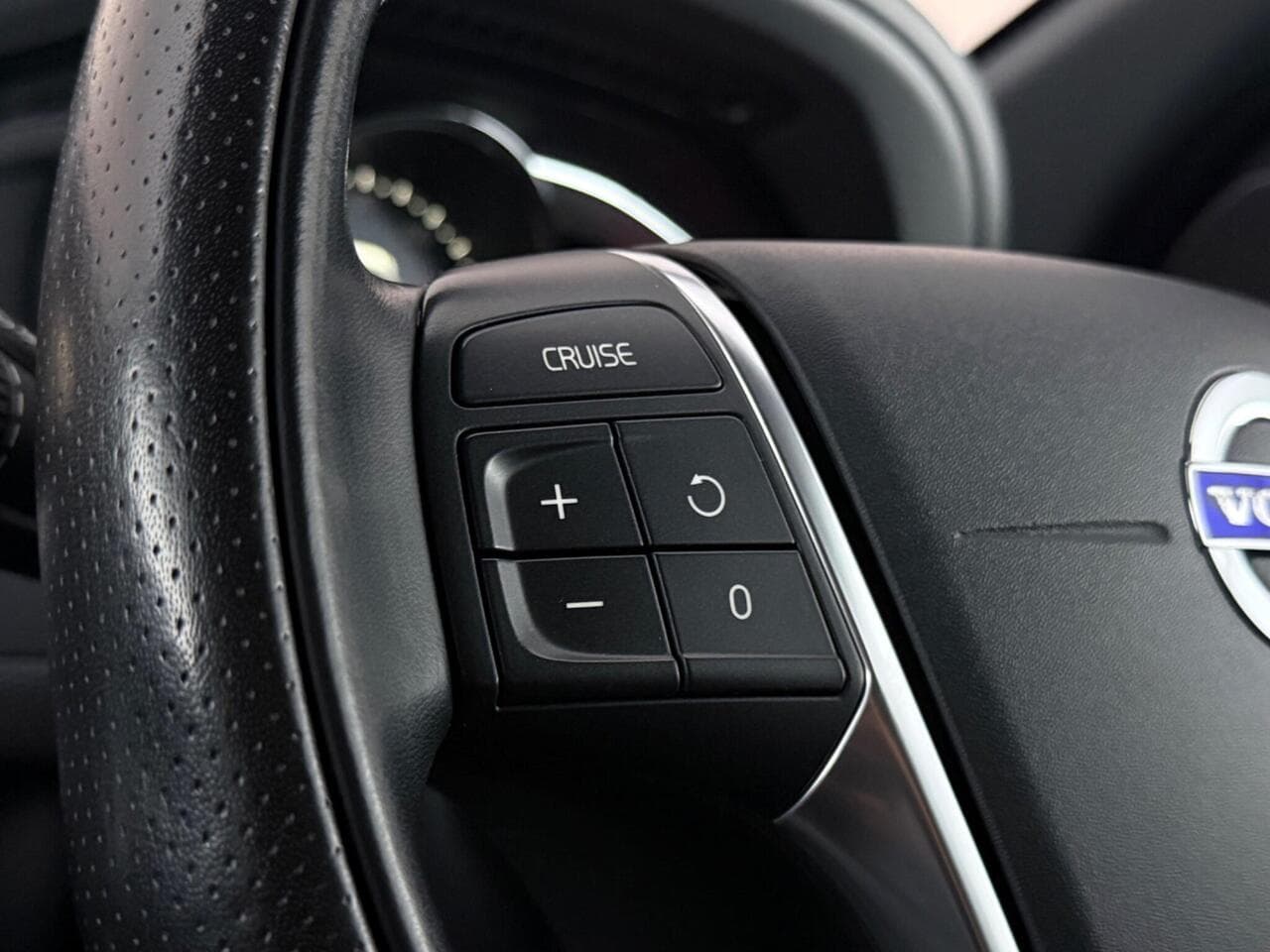 Volvo XC60 thumbnail Misc Controls
